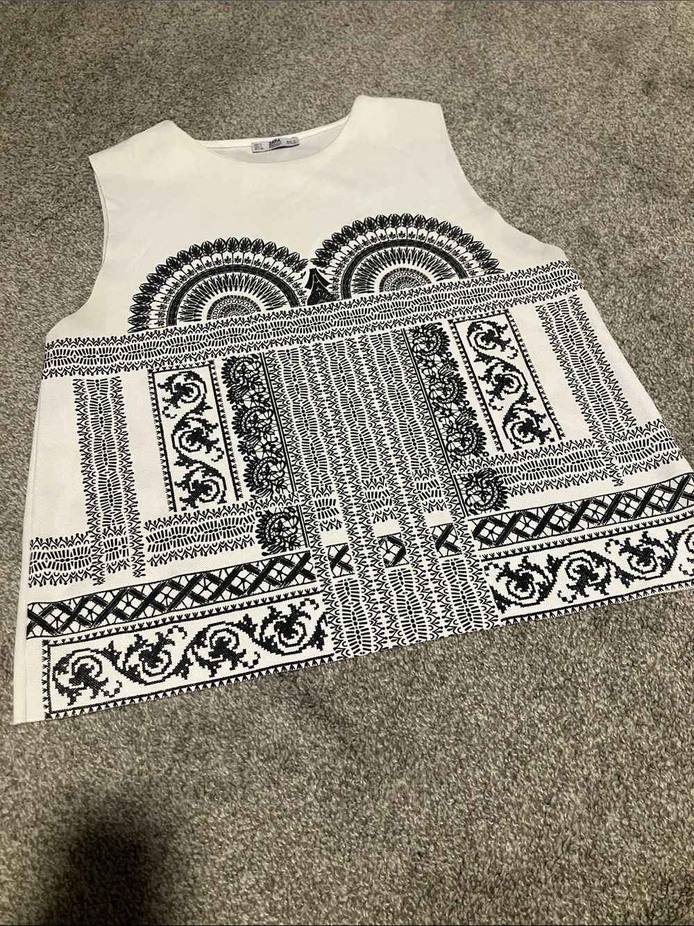 ZARA WOMEN’S BLACK & WHITE GEOMETRIC ETHNIC CUT OFF SLEEVELESS TOP SIZE L